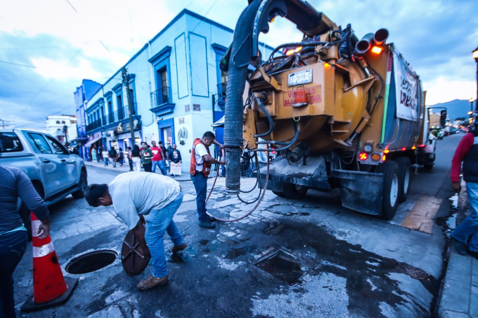 MUNICIPIO REFUERZA LIMPIEZA Y MANTENIMIENTO DE ALCANTARILLADO EN OAXACA DE JUÁREZ post thumbnail image
