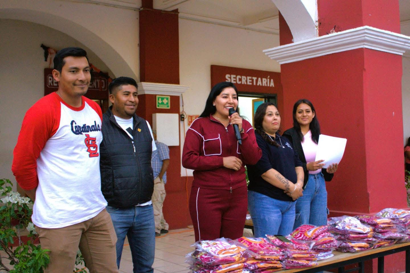 ENTREGA MAYRA SILVA UNIFORMES A SELECTIVOS DE CUILÁPAM QUE COMPETIRÁN EN LA ETAPA REGIONAL DE LA OLIMPIADA CONADE 2026 post thumbnail image